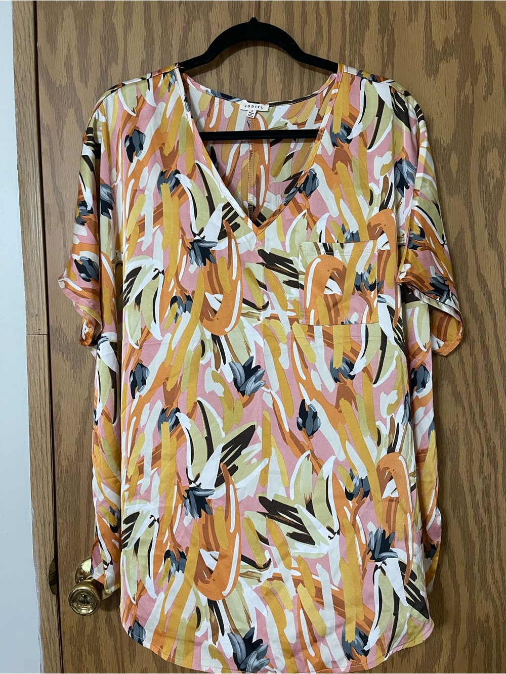 JODIFL Multi-Color V-Neck Short Sleeve Top